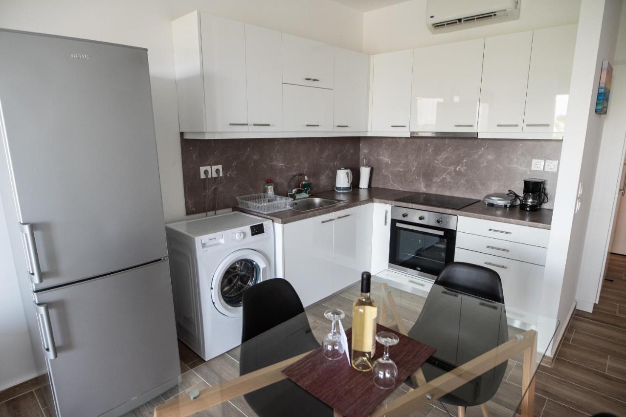 Cozy Apartment In Palaio Faliro With A Great View Athen Eksteriør billede